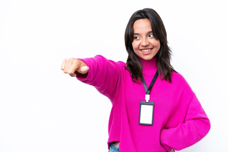 Foto jovem mulher hispânica com cartão de identidade isolado em fundo branco dando um gesto de polegar para cima