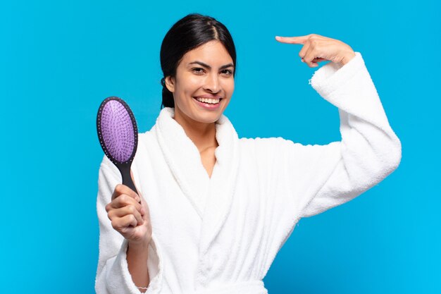 Jovem mulher hispânica com uma escova de cabelo.