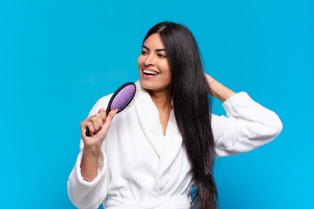 Jovem mulher hispânica com uma escova de cabelo.