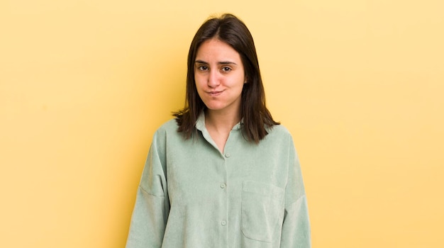 Foto jovem mulher hispânica com uma expressão de surpresa louca pateta, inchando as bochechas, sentindo-se gorda e cheia de comida