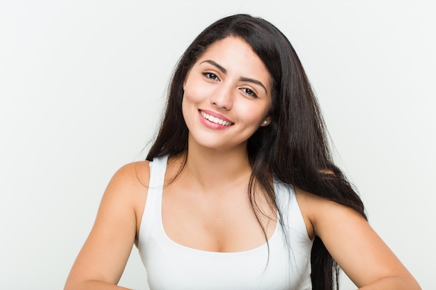 Jovem mulher hispânica contra um branco