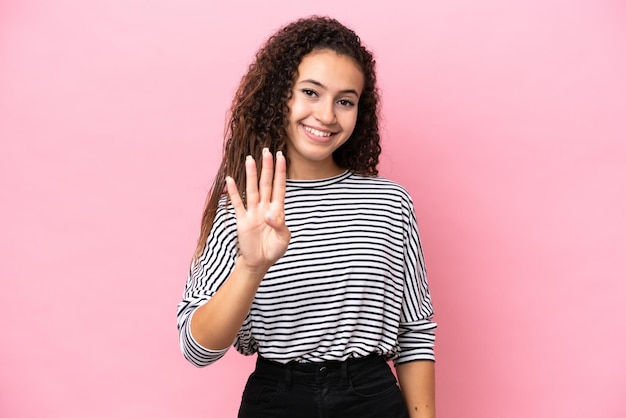 Jovem mulher hispânica isolada em fundo rosa feliz e contando quatro com os dedos