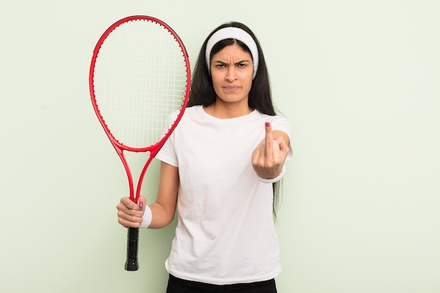 Jovem mulher hispânica se sentindo com raiva irritada conceito de tênis rebelde e agressivo