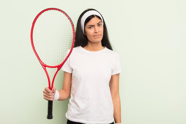 Jovem mulher hispânica se sentindo confusa e confusa conceito de tênis