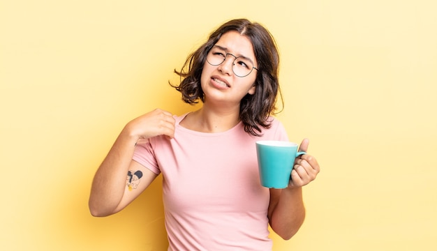 Jovem mulher hispânica se sentindo estressada, ansiosa, cansada e frustrada. conceito de caneca de café