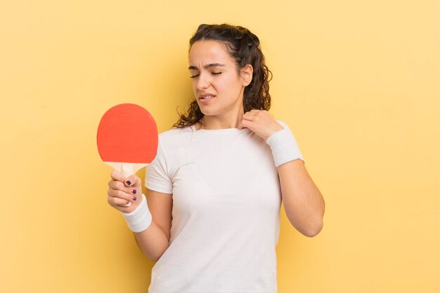 Jovem mulher hispânica se sentindo estressada, ansiosa, cansada e frustrada, conceito de pingue-pongue