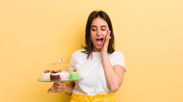 Jovem mulher hispânica se sentindo feliz, animado e surpreso com o conceito de bolos caseiros