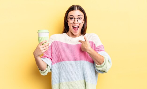 Jovem mulher hispânica se sentindo feliz e apontando para si mesma com um animado. levar embora o conceito de café