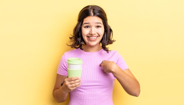 Jovem mulher hispânica se sentindo feliz e apontando para si mesma com um animado. levar embora o conceito de café