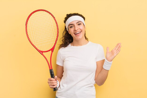 Jovem mulher hispânica se sentindo feliz e surpresa com algo inacreditável. conceito de tênis