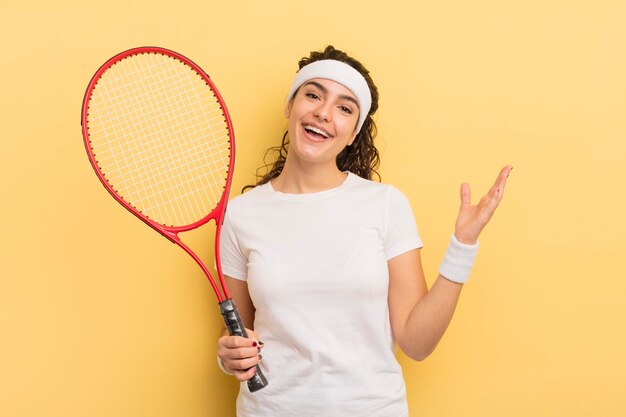 Jovem mulher hispânica se sentindo feliz surpresa ao perceber uma solução ou conceito de tênis de ideia