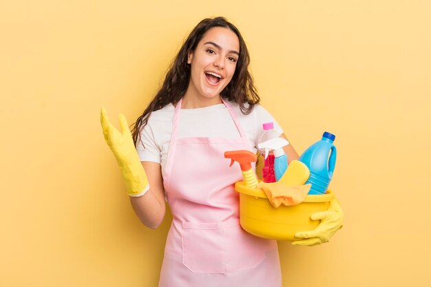 Jovem mulher hispânica se sentindo feliz surpresa ao perceber uma solução ou ideia de trabalho doméstico um conceito de produtos limpos