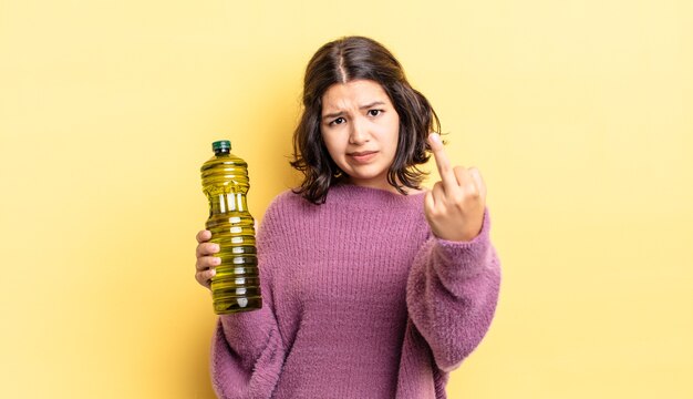 Jovem mulher hispânica se sentindo irritada, irritada, rebelde e agressiva. conceito de azeite