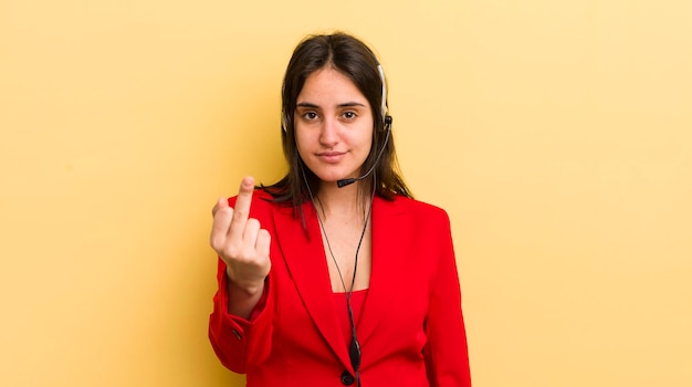 Jovem mulher hispânica se sentindo irritado irritado conceito de operador de telemarketing rebelde e agressivo