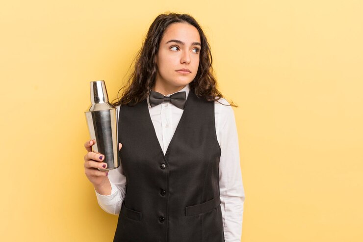 Foto jovem mulher hispânica se sentindo triste chateada ou com raiva e olhando para o barman lateral e o conceito de coquetel