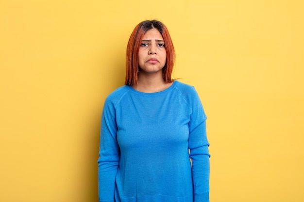 Foto jovem mulher hispânica se sentindo triste e chorosa com um olhar infeliz, chorando com uma atitude negativa e frustrada