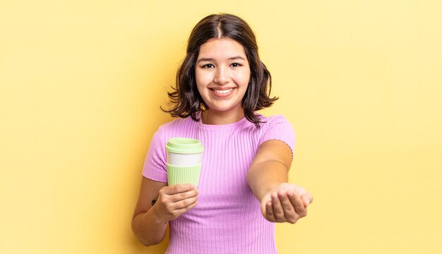 Jovem mulher hispânica, sorrindo alegremente com simpáticos e oferecendo e mostrando um conceito. levar embora o conceito de café