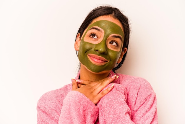 Jovem mulher hispânica usando máscara facial isolada no fundo branco