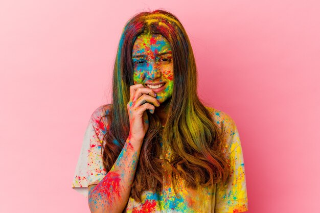 Jovem mulher indiana celebrando o festival sagrado isolado nas unhas brancas roendo, nervosa e muito ansiosa.