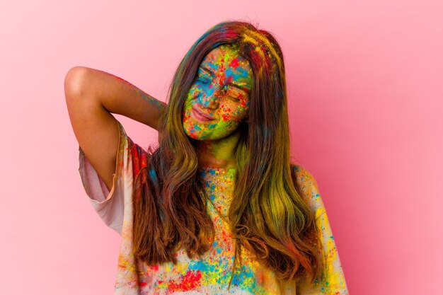 Jovem mulher indiana celebrando o festival sagrado isolado no branco, sofrendo de dor no pescoço devido ao estilo de vida sedentário.