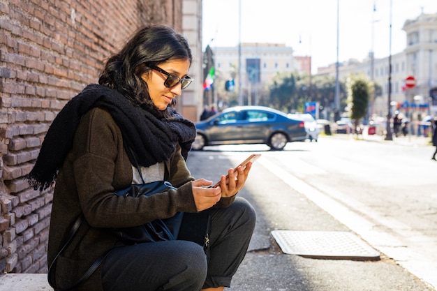 Jovem mulher indiana digitando uma mensagem