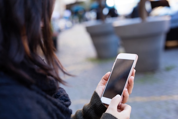 Jovem mulher indiana digitando uma mensagem