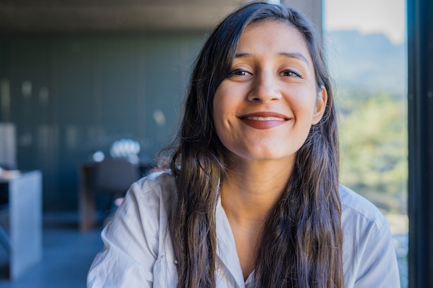 Jovem mulher indiana feliz no restaurante