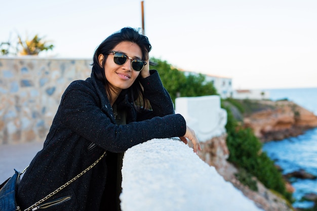 Jovem mulher indiana sorrindo no parque