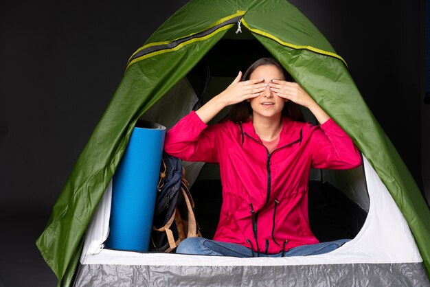 Jovem mulher indo para o acampamento