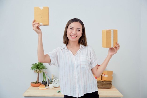 Jovem mulher inicialização marketing online pequenas empresas PME