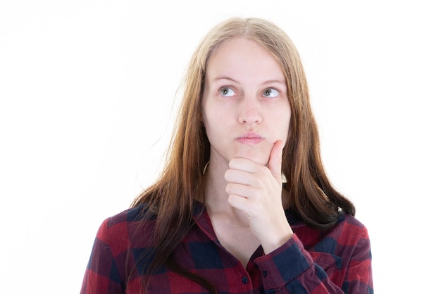 Jovem mulher intrigada coçando a cabeça pensando em problema no fundo branco menina expressão facial emoção olhando espaço de cópia lateral