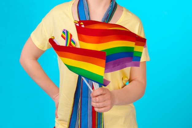 Foto jovem mulher irreconhecível, segurando a pequena bandeira lgbt