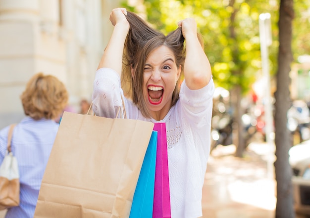 jovem mulher irritada compras