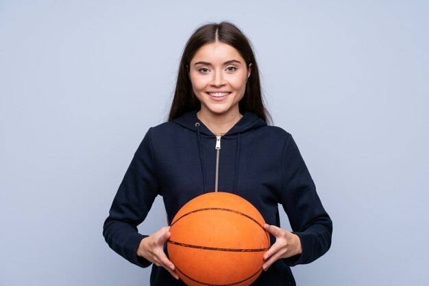 Jovem mulher isolada com bola de basquete