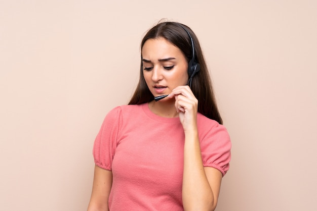 Jovem mulher isolada trabalhando com fone de ouvido