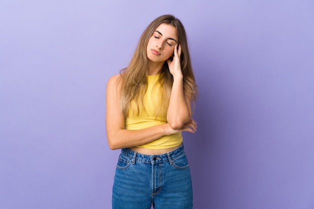 Jovem mulher isolado roxo com dor de cabeça