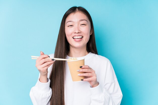 Jovem mulher japonesa comendo macarrão