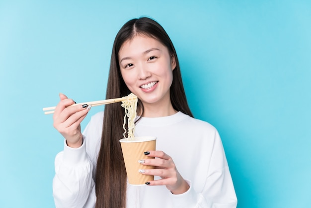 Jovem mulher japonesa comendo macarrão