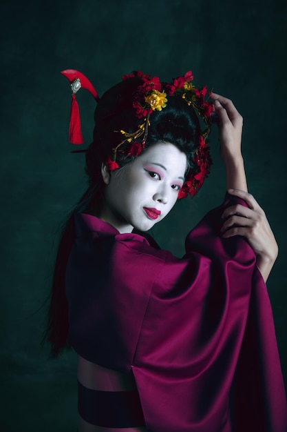 Jovem mulher japonesa como gueixa. estilo retro, comparação do conceito de eras.