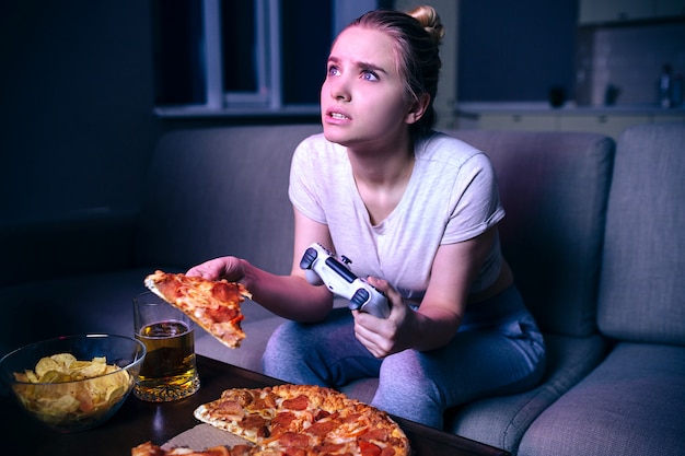 Jovem mulher jogando jogo à noite.