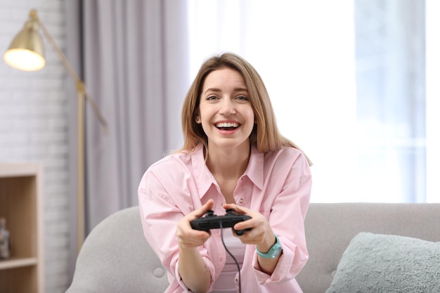 Jovem mulher jogando videogame em casa