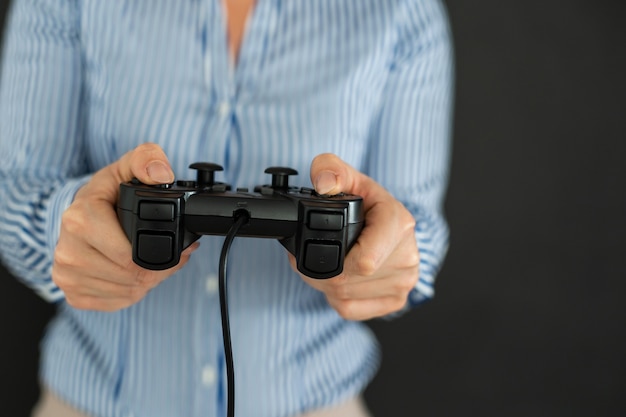 Jovem mulher jogando videogame se concentrando