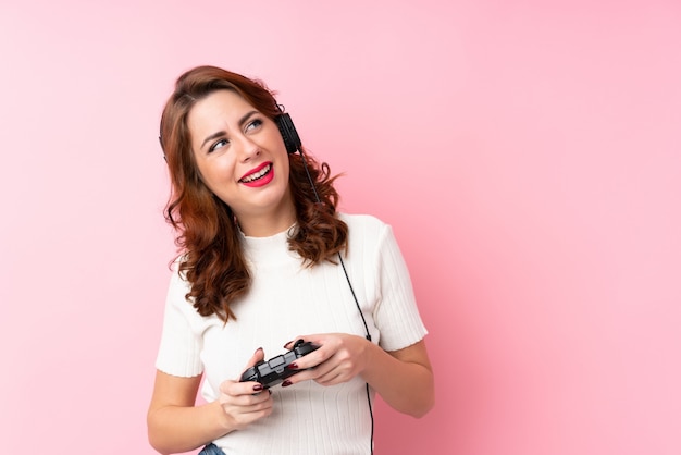 Jovem mulher jogando videogame