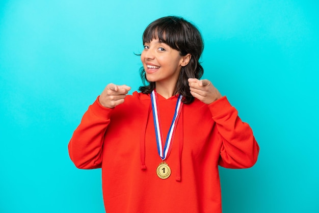 Jovem mulher latina com medalhas isoladas em fundo azul