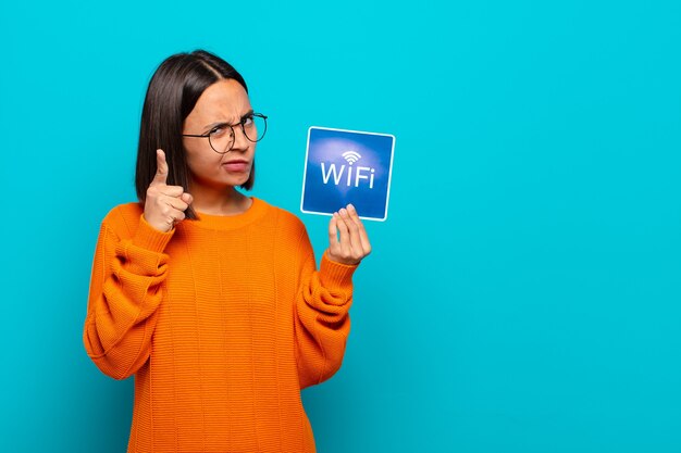 Jovem mulher latina. conceito de wi-fi grátis