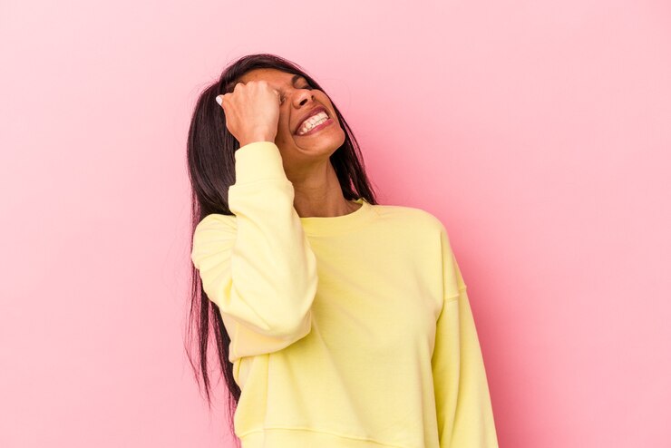 Foto jovem mulher latina isolada no fundo rosa, comemorando uma vitória, paixão e entusiasmo, expressão feliz.