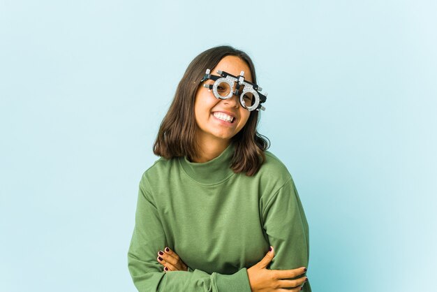 Jovem mulher latina oculista rindo e se divertindo.