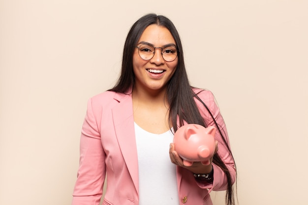 Foto jovem mulher latina parecendo feliz e agradavelmente surpresa, animada com uma expressão de fascínio e choque