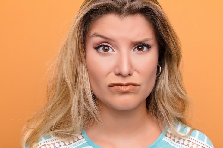 Foto jovem mulher latina pensando, sentindo-se duvidosa e confusa, com diferentes opções, imaginando qual decisão tomar