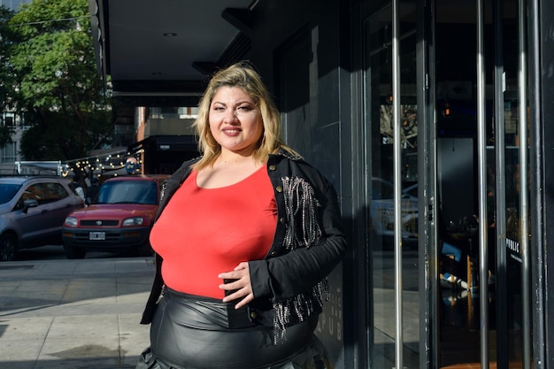 jovem mulher latina plus size andando do lado de fora do restaurante